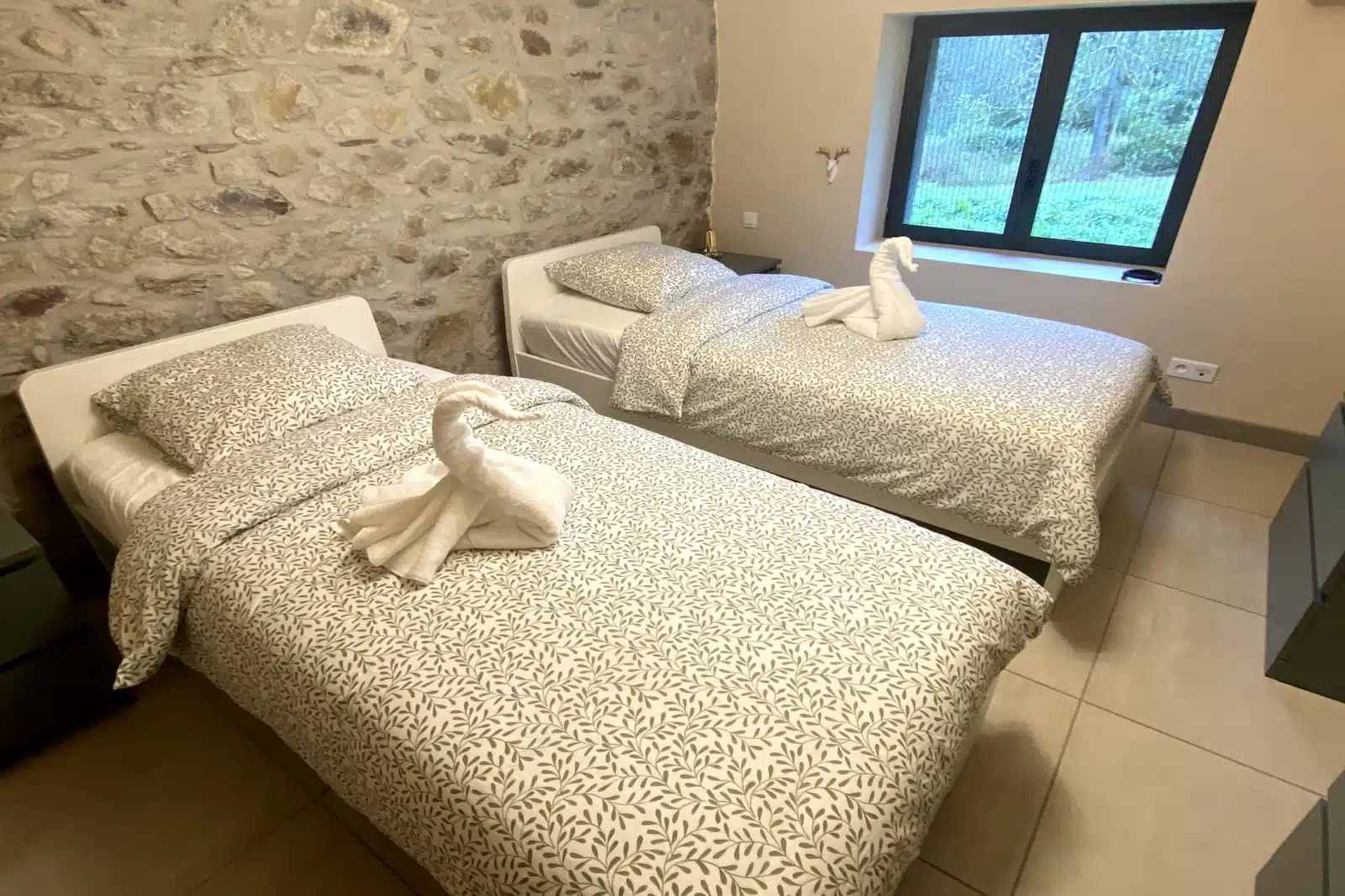 Hébergement - Maison Akasha Yoga Chambre Akasha avec deux lits simples et murs en pierre