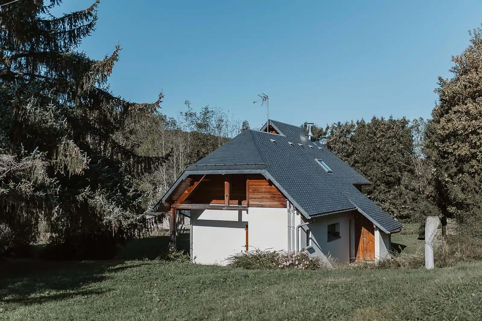 Hébergement - Maison Akasha Yoga Le Coromandel, chalet d’hébergement de Maison Akasha entouré de sapins