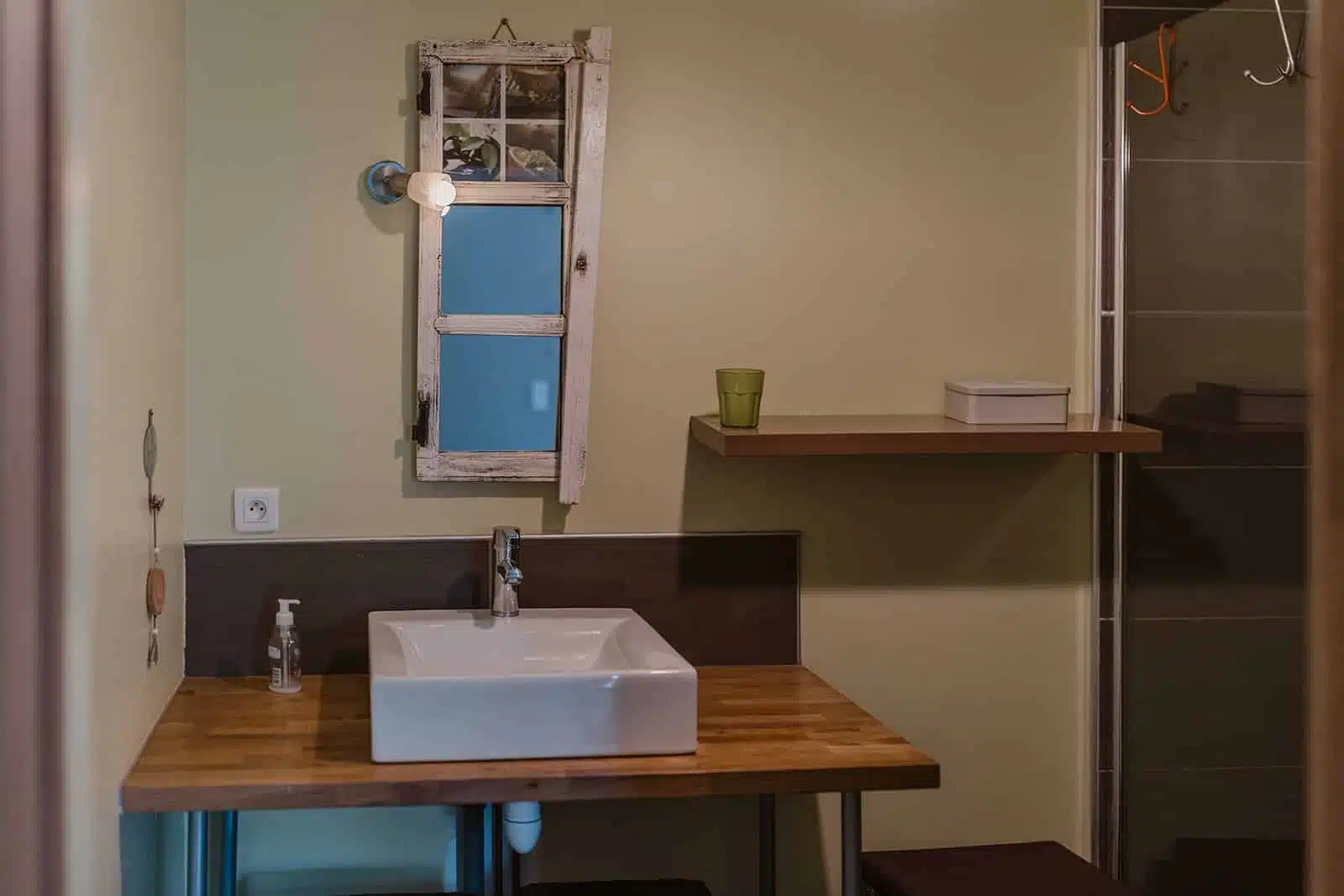 Hébergement - Maison Akasha Yoga Salle d’eau avec vasque et douche à Maison Akasha