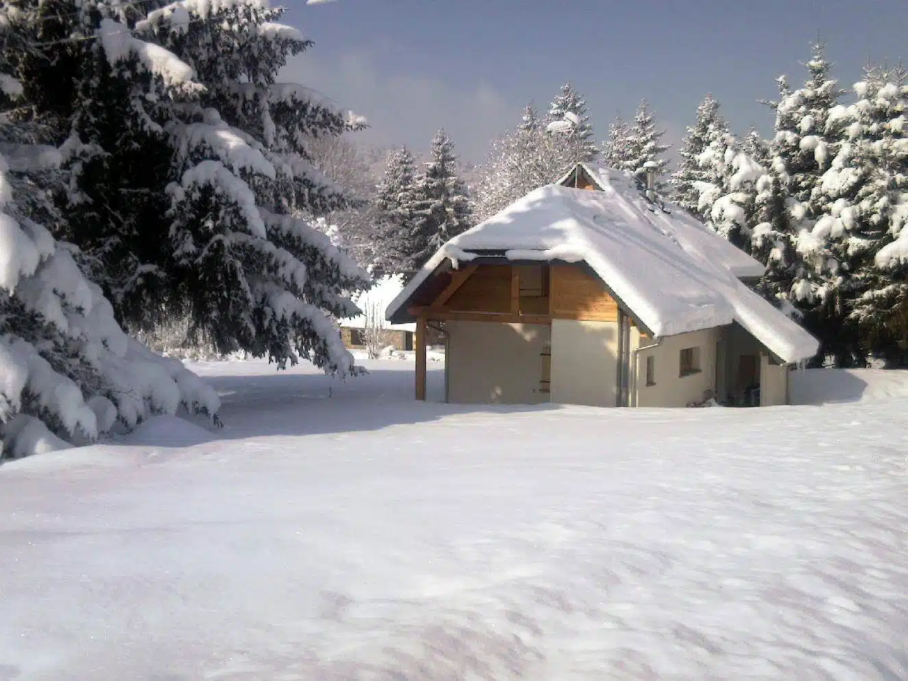 Hébergement - Maison Akasha Yoga Chalet sous la neige au milieu des sapins