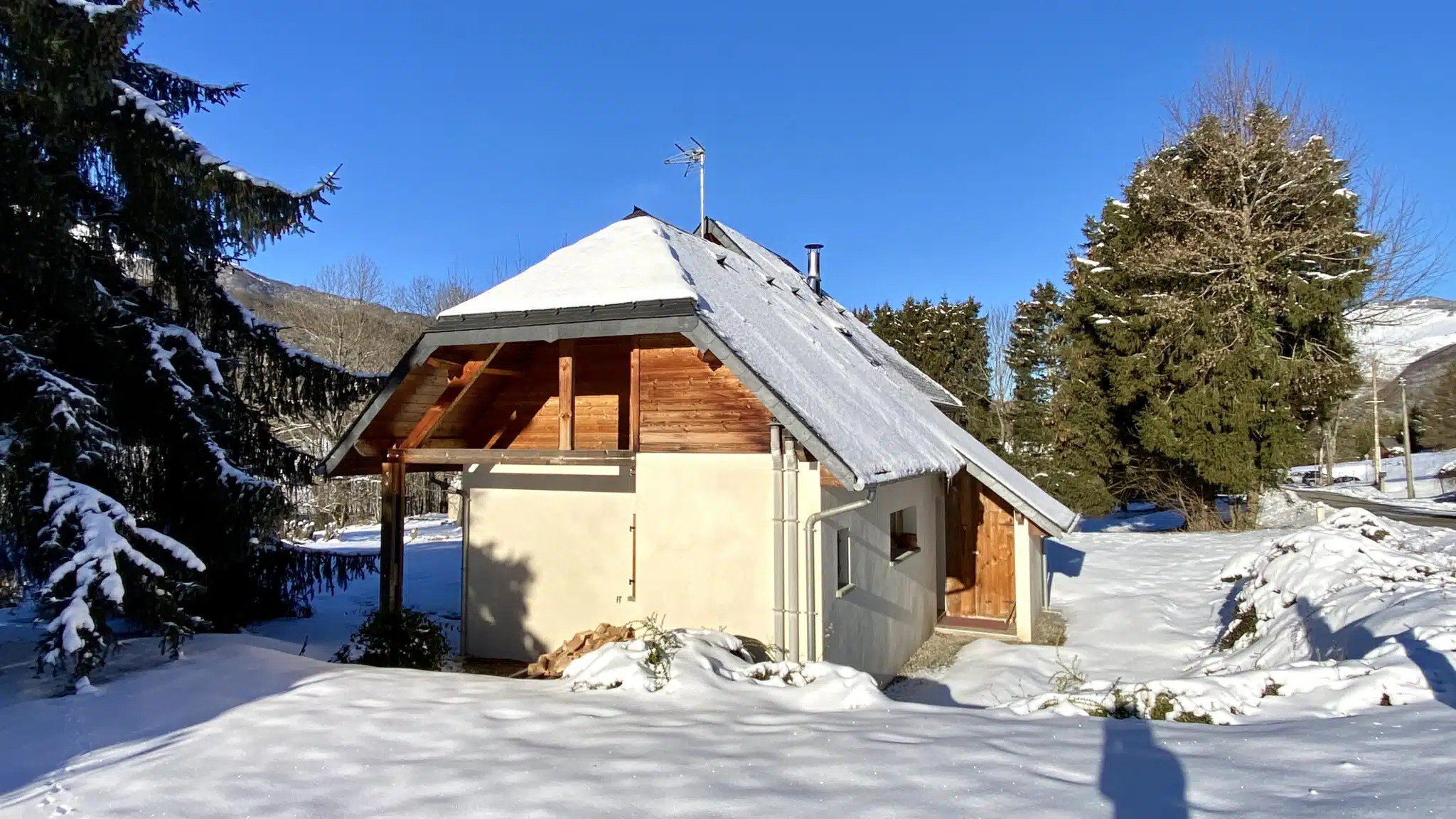 Hébergement - Maison Akasha Yoga Chalet enneigé sous un ciel bleu
