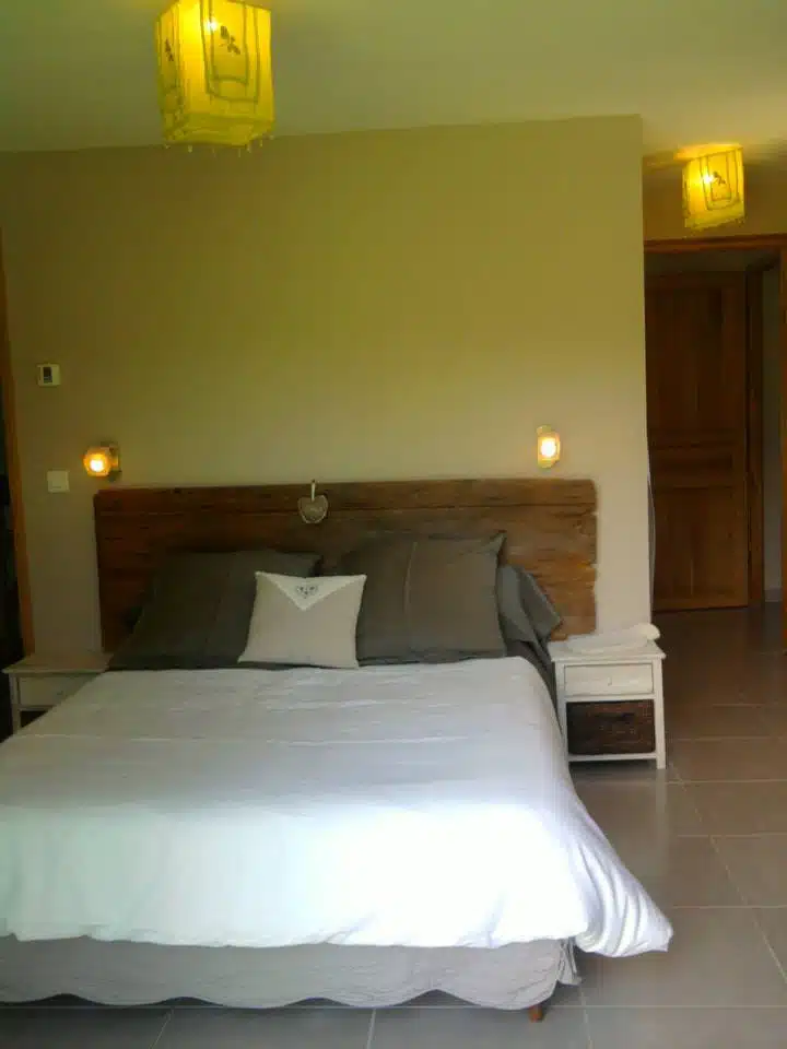Hébergement - Maison Akasha Yoga Chambre double à la lumière tamisée