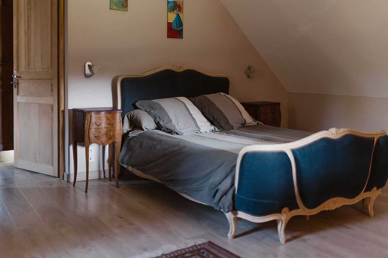 Hébergement - Maison Akasha Yoga Chambre double avec lit en bois bleu