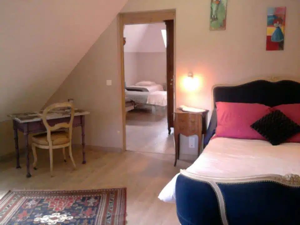 Hébergement - Maison Akasha Yoga Chambre avec lit en bois et bureau