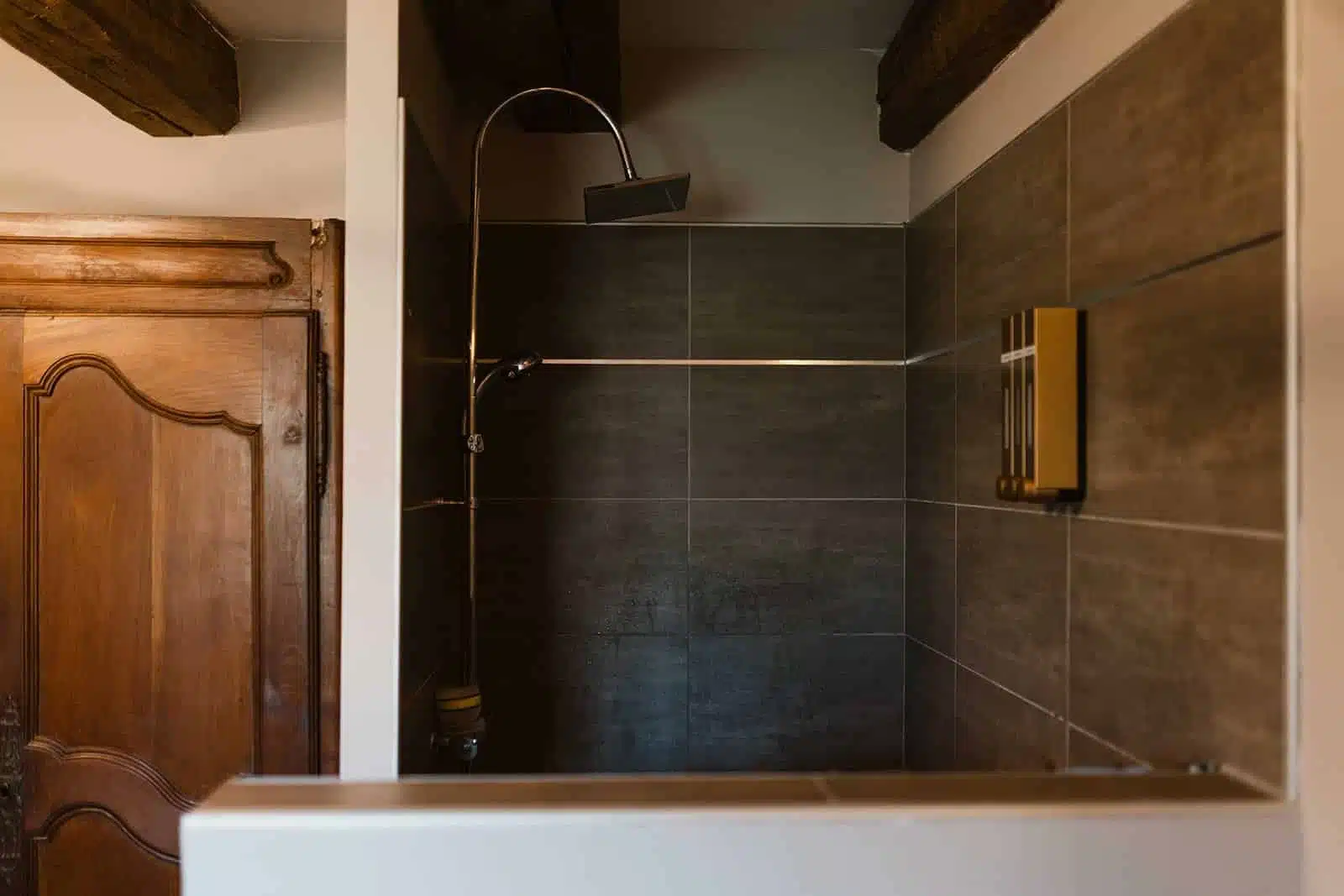 Hébergement - Maison Akasha Yoga Douche à l’italienne au carrelage sombre