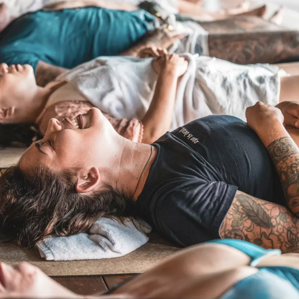 Élément Air : séance de breathwork allongée sur un tapis