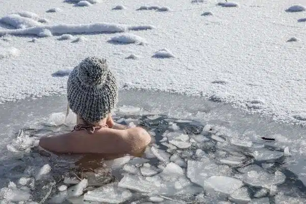 Élément Eau : bain dans l'eau glacée au milieu de la neige