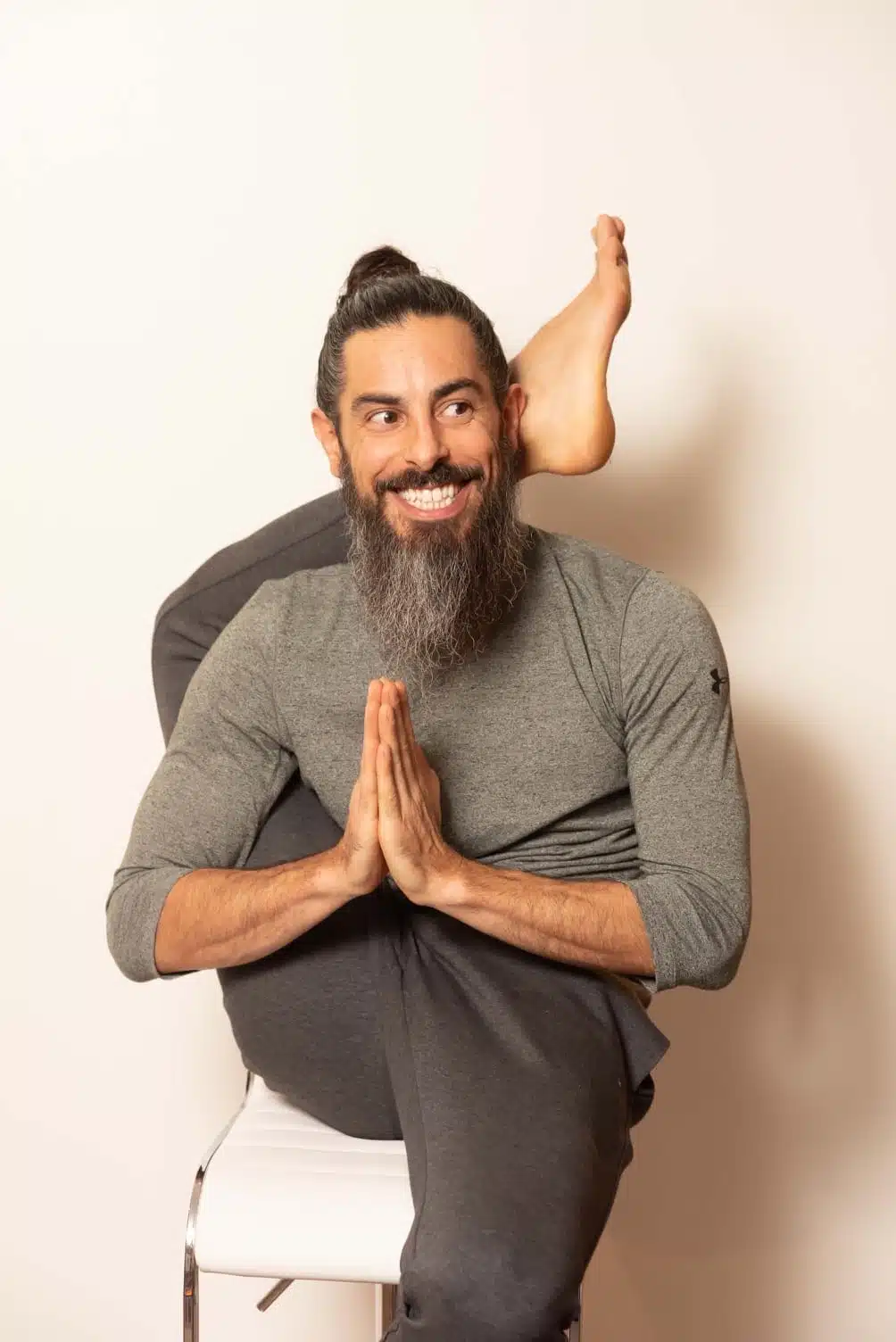 Élément Feu : yogi en posture avancée, mains jointes