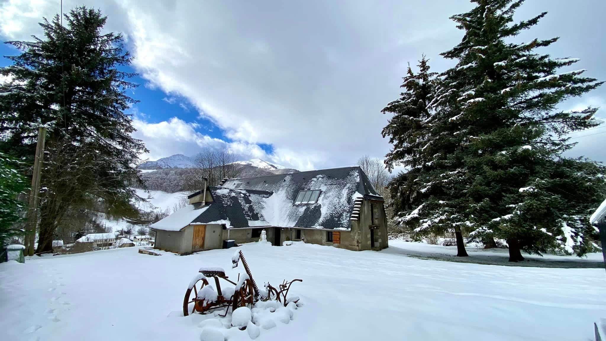 Hébergement - Maison Akasha Yoga Hameau enneigé entre les sapins