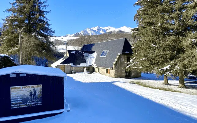Maison Akasha sous la neige au cœur des Hautes-Pyrénées