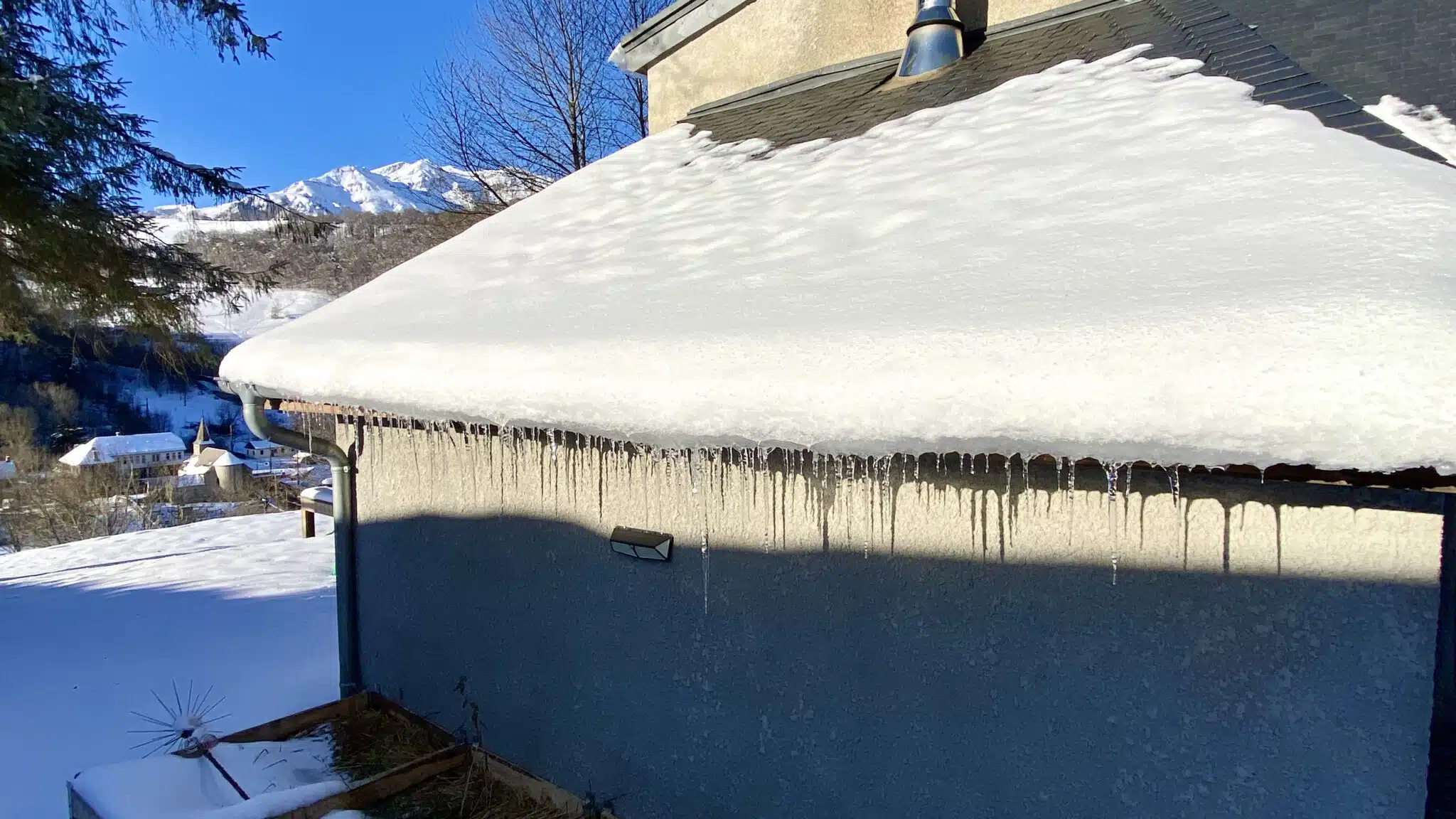 Hébergement - Maison Akasha Yoga Toit de Maison Akasha couvert de neige sous un ciel bleu