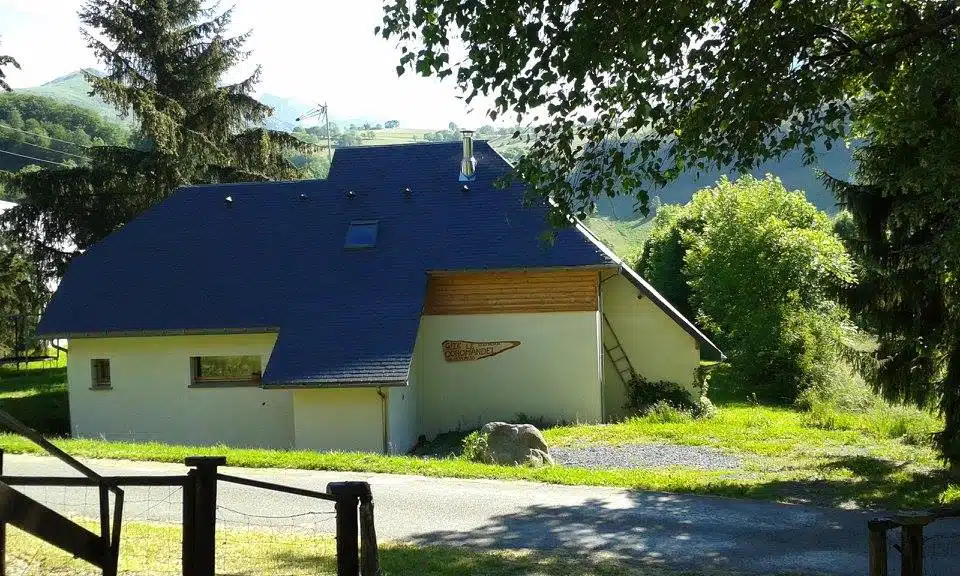 Hébergement - Maison Akasha Yoga Maison au toit d’ardoise dans un jardin verdoyant