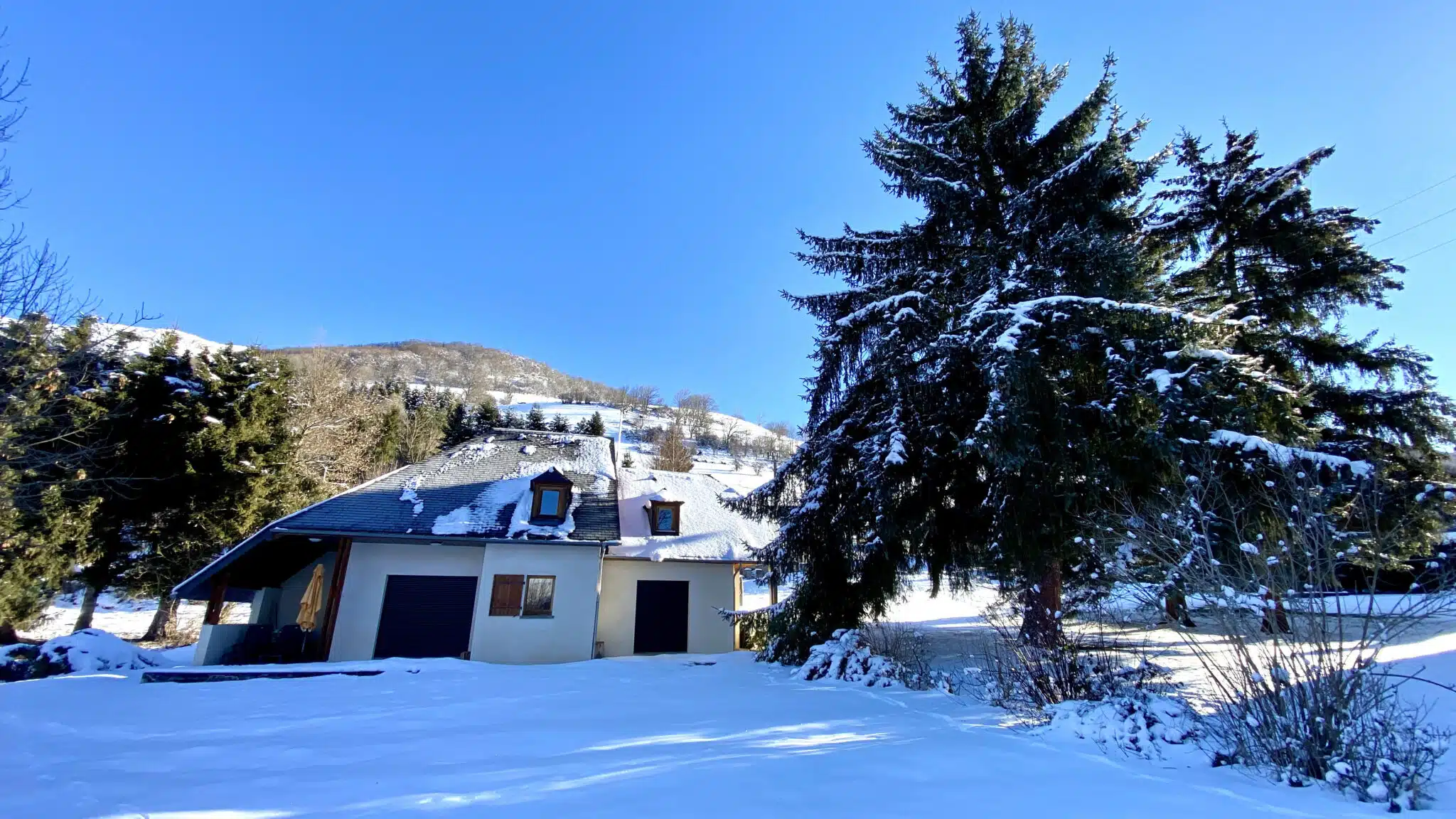 Hébergement - Maison Akasha Yoga Maison sous la neige au pied des montagnes
