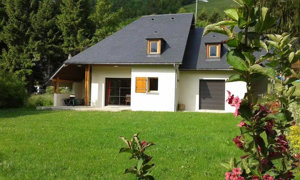 Hébergement - Maison Akasha Yoga Maison au jardin fleuri en été dans les Hautes-Pyrénées
