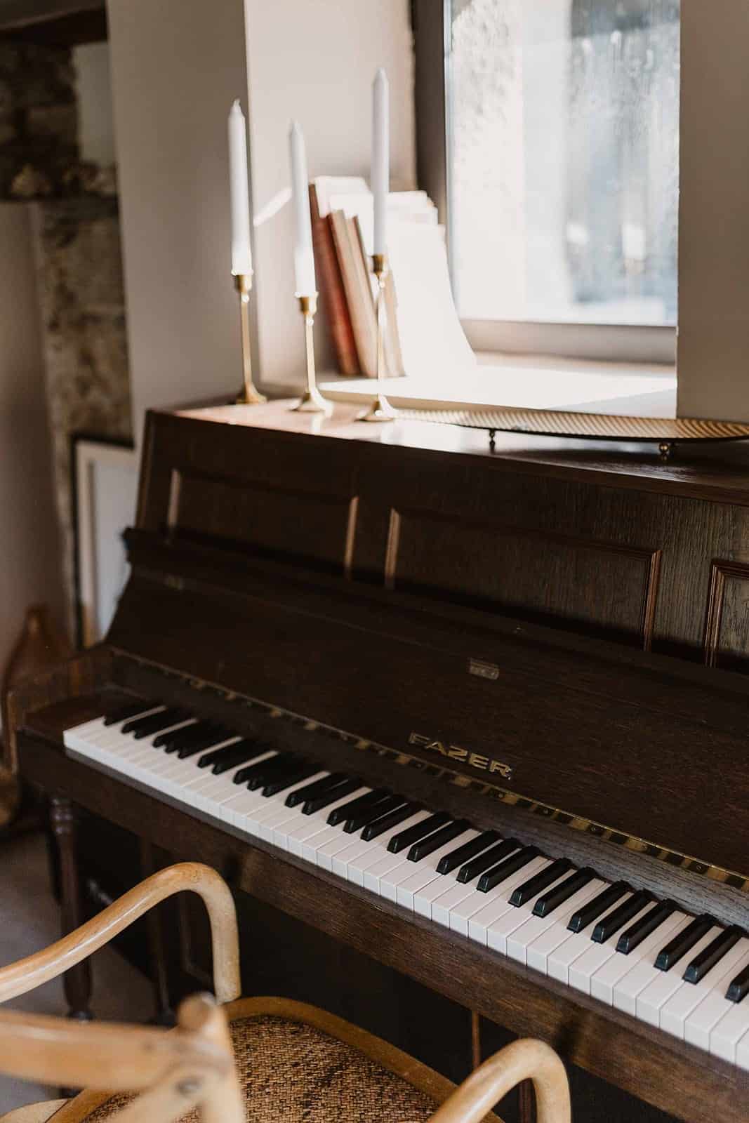 Hébergement - Maison Akasha Yoga Piano droit dans le salon de Maison Akasha