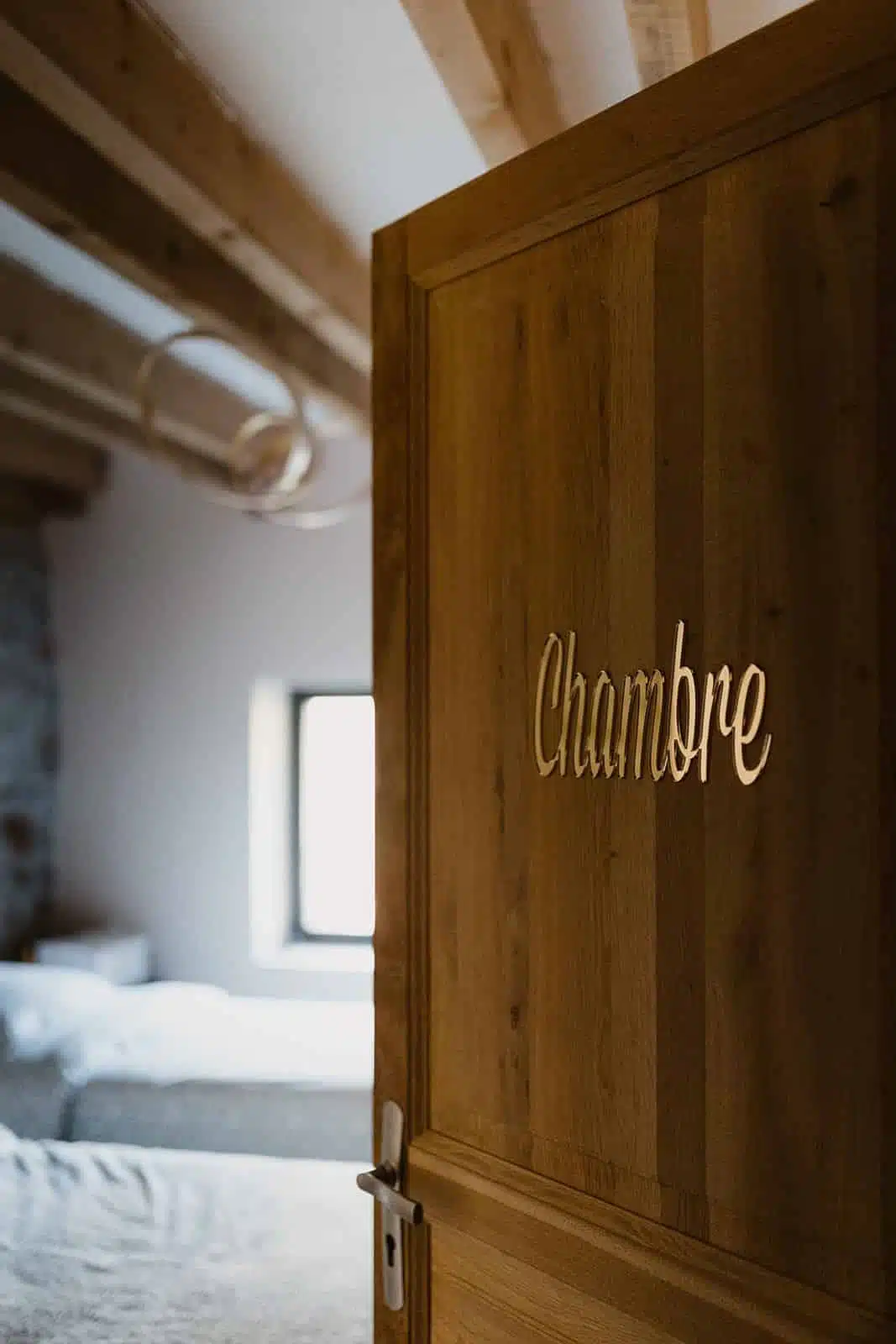 Hébergement - Maison Akasha Yoga Porte en bois d’une chambre de Maison Akasha