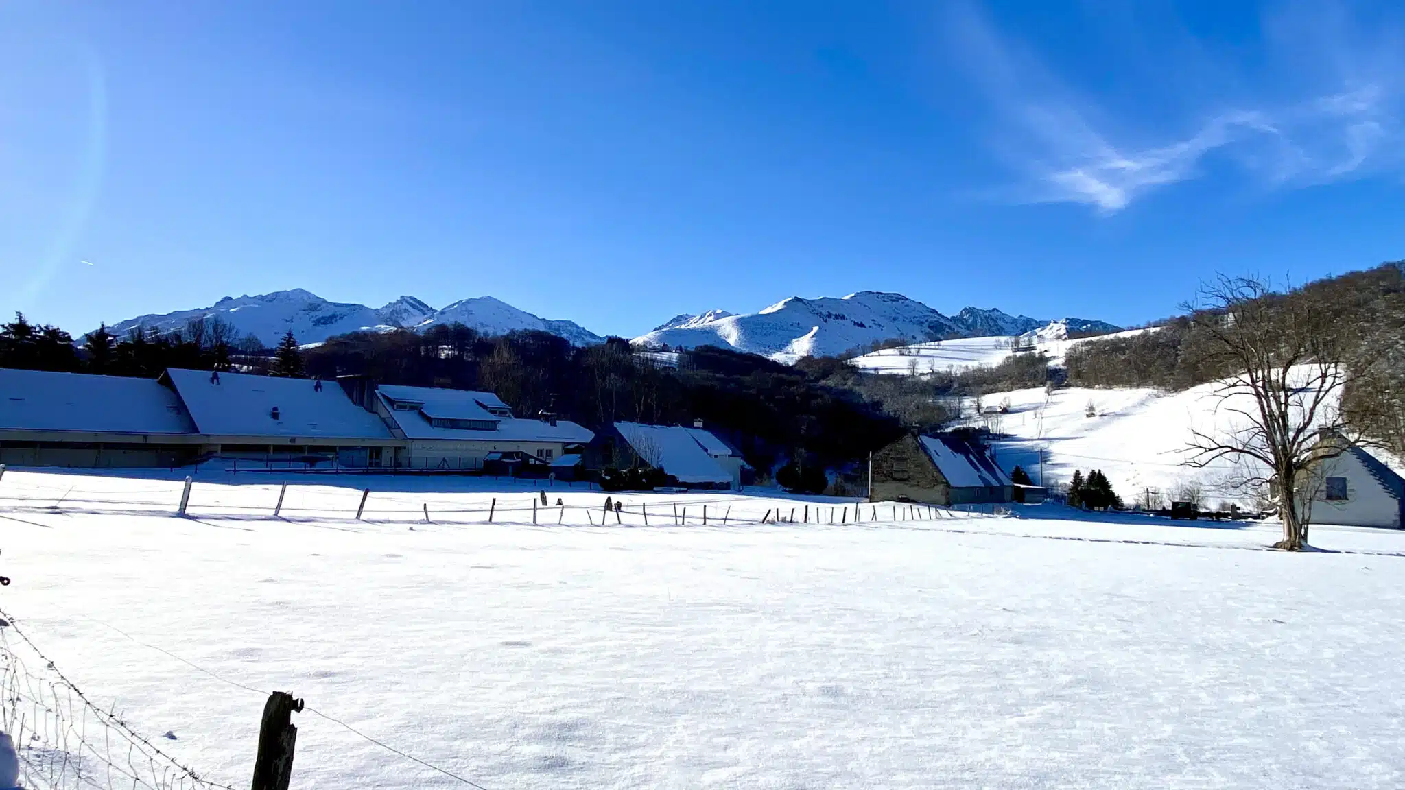 Hébergement - Maison Akasha Yoga Prairie enneigée face aux sommets des Pyrénées