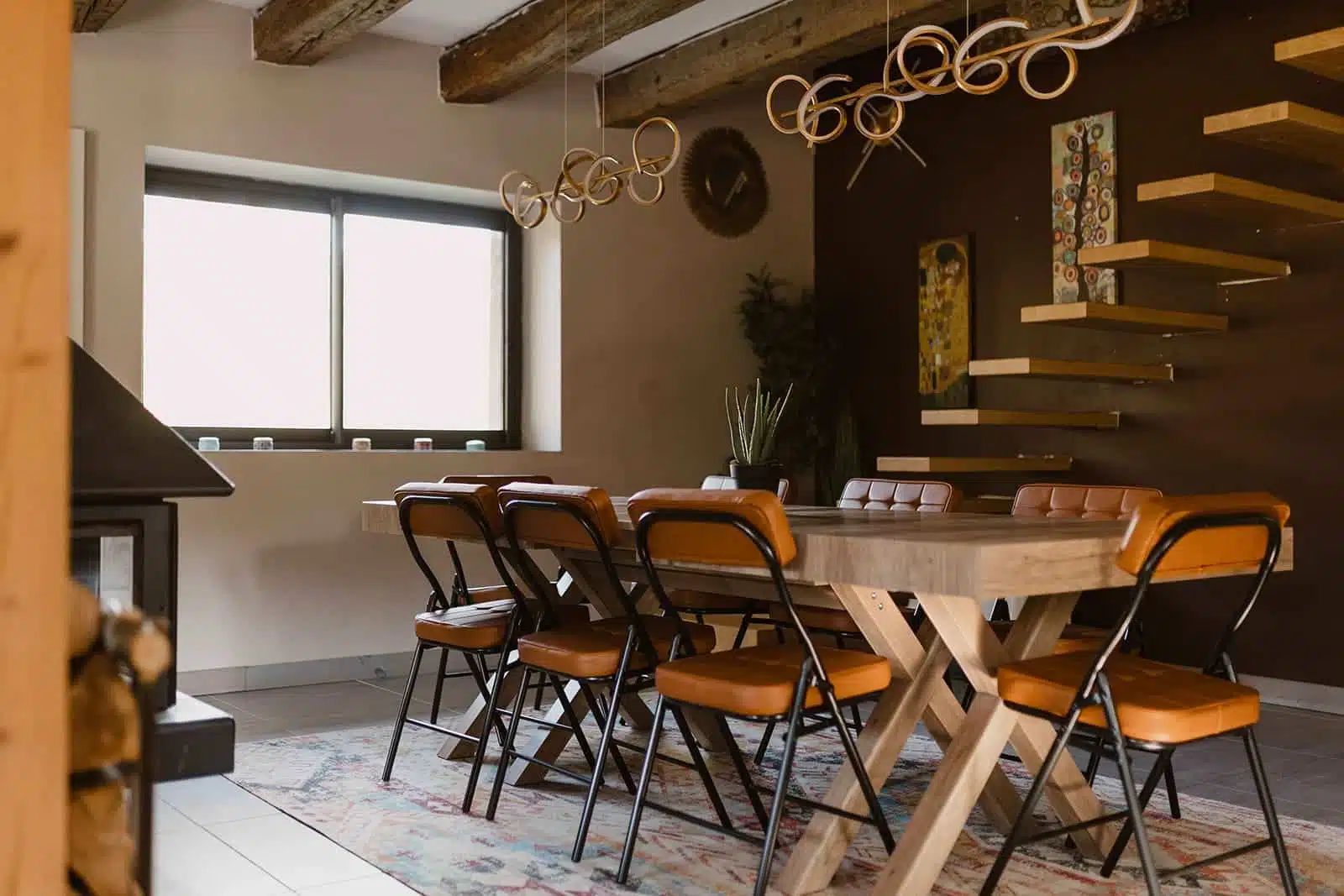 Hébergement - Maison Akasha Yoga Salle à manger avec grande table en bois et escalier