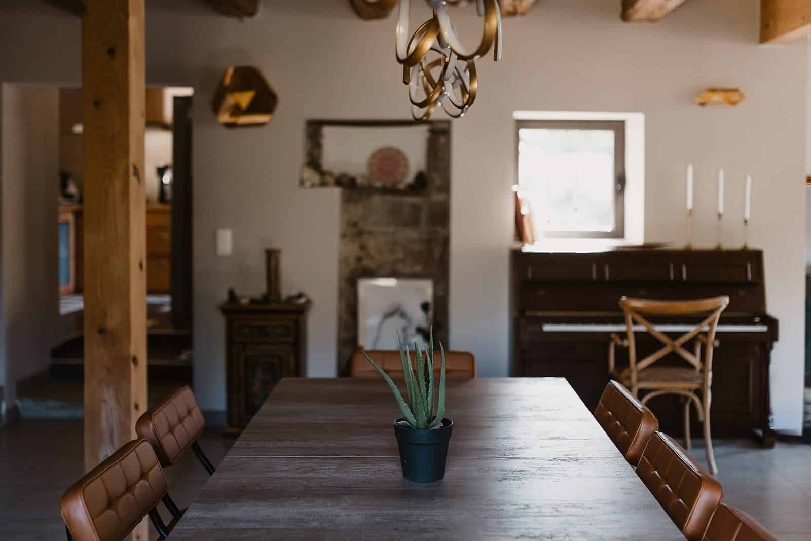 Hébergement - Maison Akasha Yoga Salle à manger avec longue table, piano et lustre