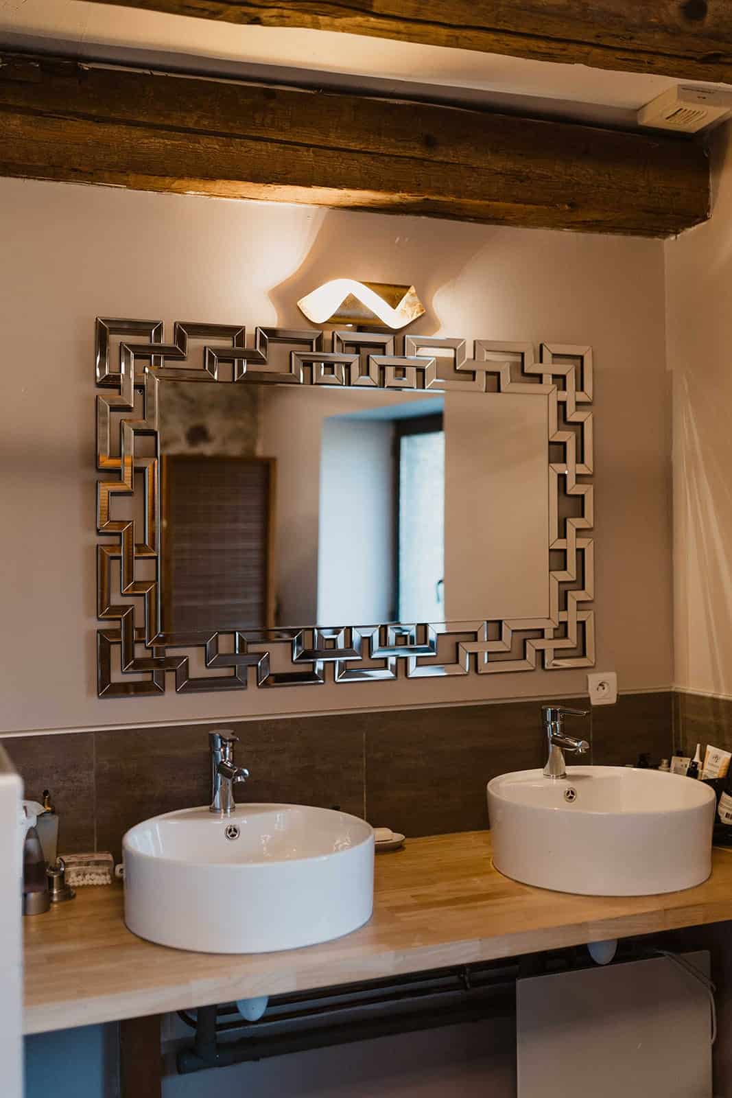 Hébergement - Maison Akasha Yoga Salle de bain avec double vasque et miroir