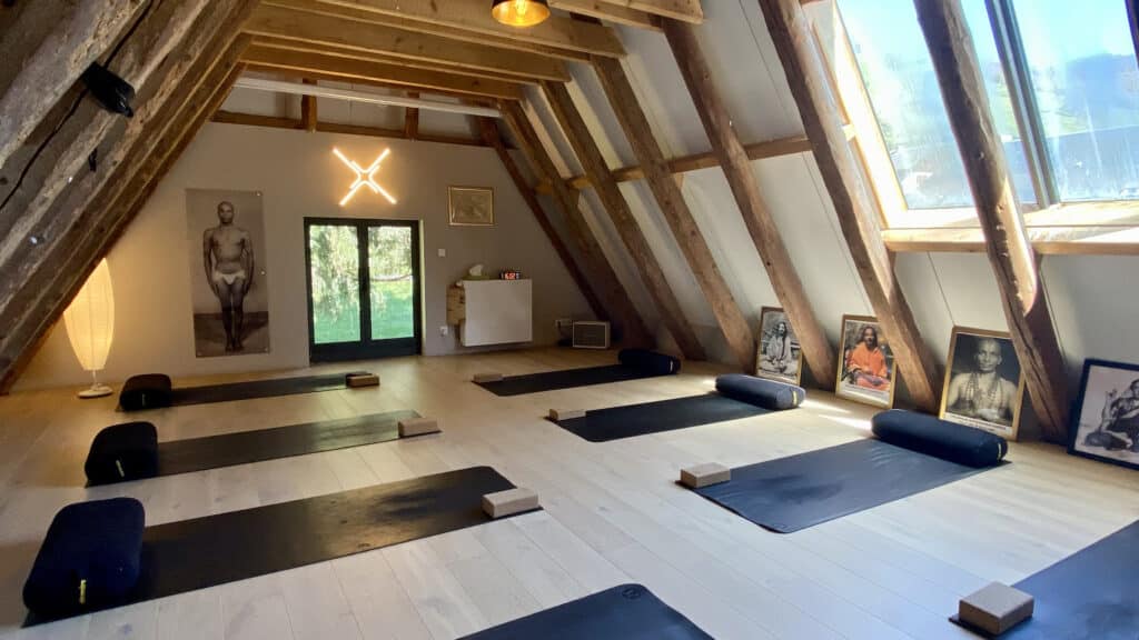 Hébergement - Maison Akasha Yoga Salle de pratique du yoga avec tapis alignés
