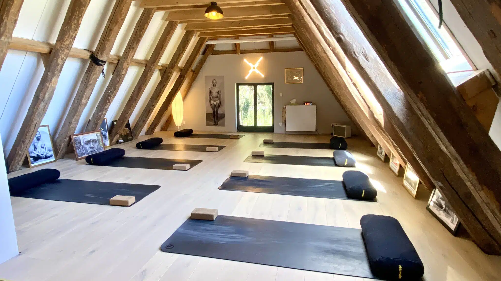 Hébergement - Maison Akasha Yoga Salle de yoga lumineuse sous charpente en bois