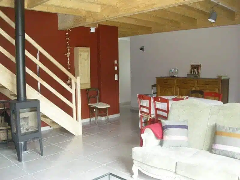Hébergement - Maison Akasha Yoga Séjour avec escalier en bois et feu de bois