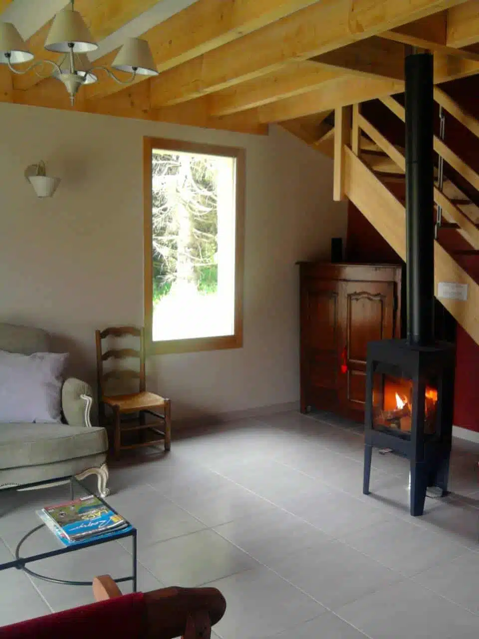 Hébergement - Maison Akasha Yoga Séjour avec escalier en bois et feu de bois