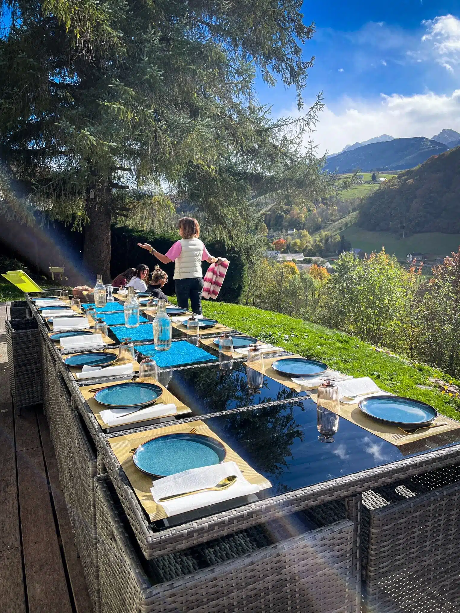 Hébergement - Maison Akasha Yoga Grande table dressée en terrasse face aux montagnes