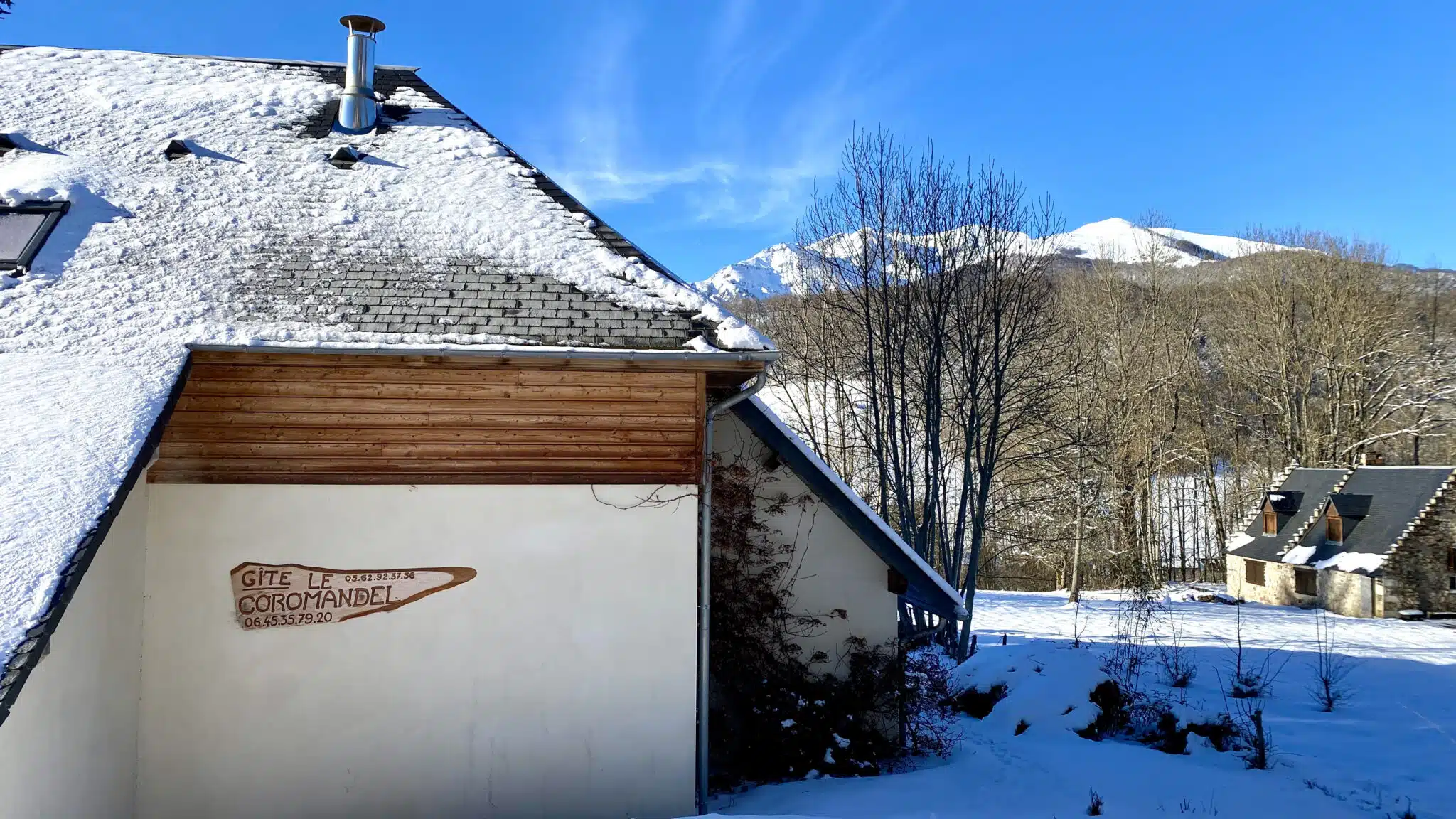 Hébergement - Maison Akasha Yoga Toit enneigé face aux sommets des Pyrénées