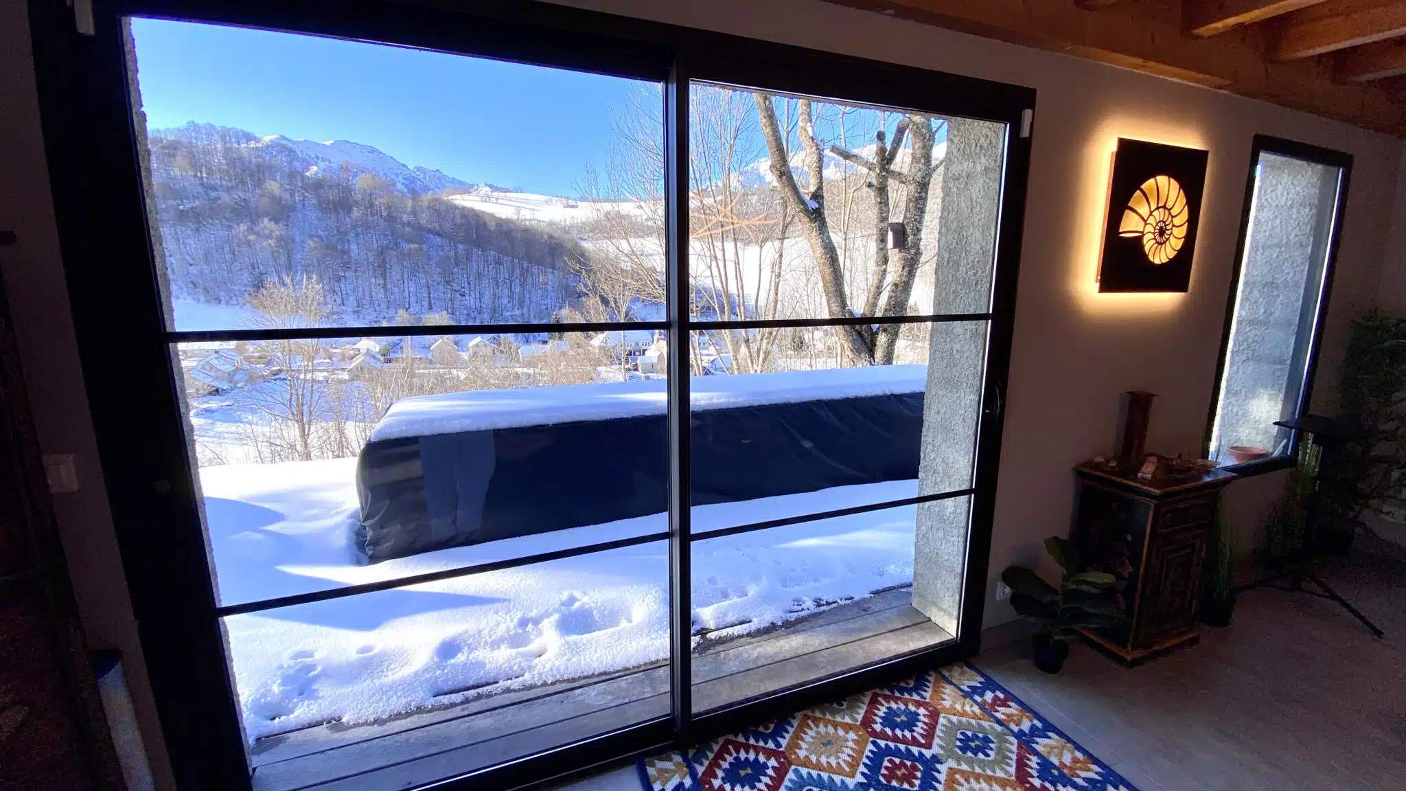 Hébergement - Maison Akasha Yoga Vue sur la neige depuis la baie vitrée du salon