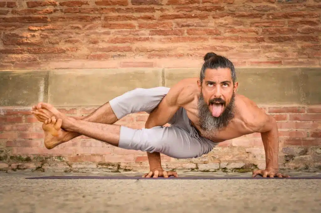 FORMATION ASHTANGA 100H Yogi en posture d’équilibre sur les bras, formation Ashtanga 100H