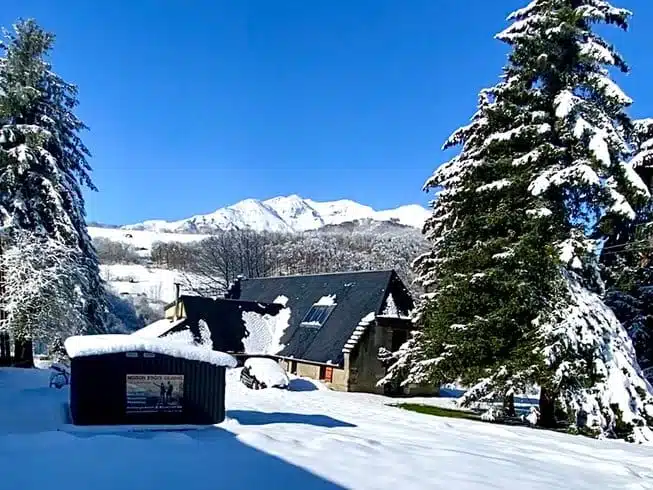 Contact - Maison Akasha Yoga Maison Akasha sous la neige face aux sommets des Pyrénées