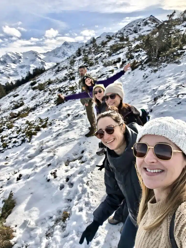Bon cadeau - Maison Akasha Yoga Stagiaires souriants sur une crête enneigée lors d’un stage yoga dans les Pyrénées