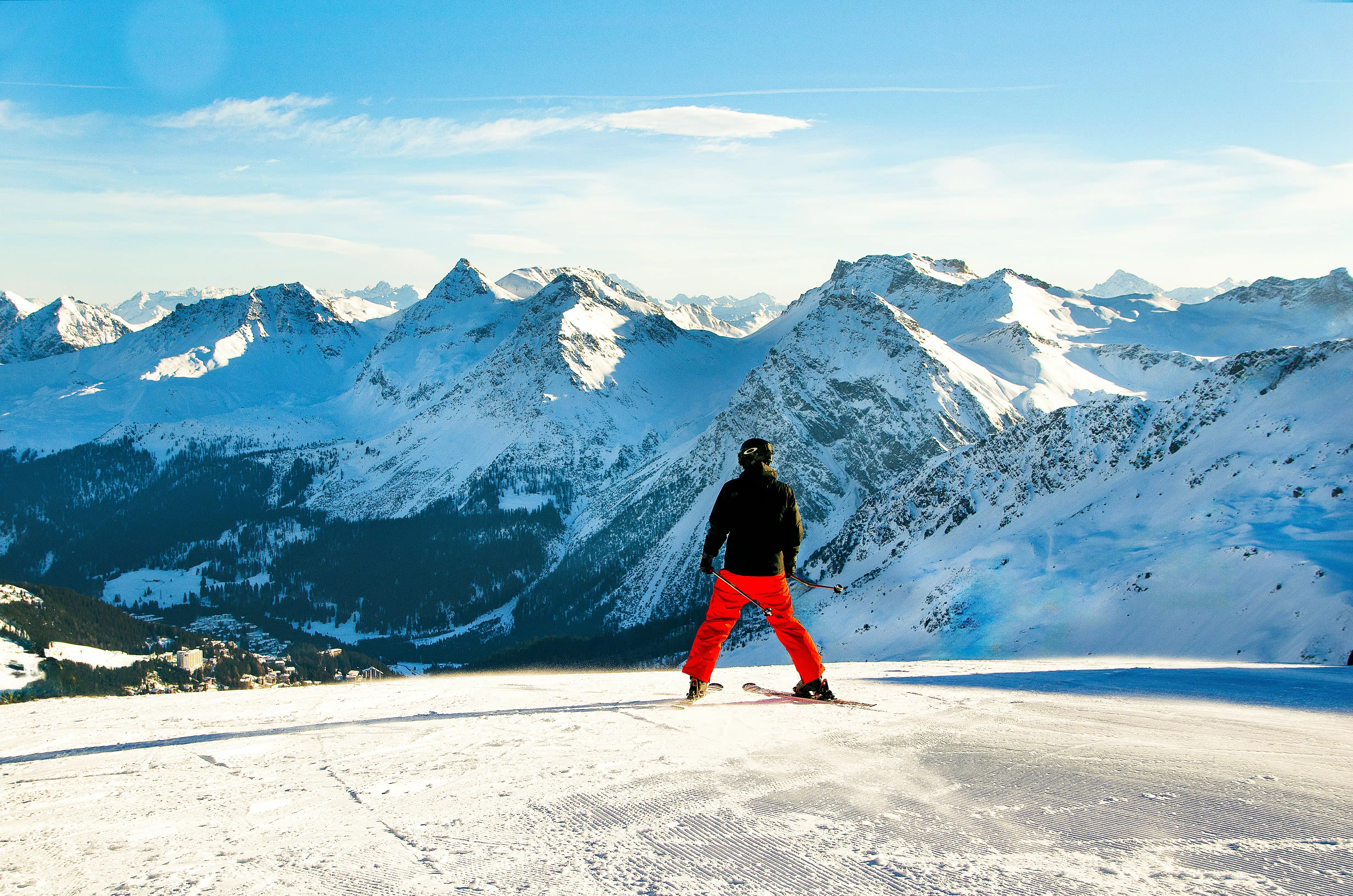 QUAND LA GLISSE TE FAIT VIBRER - Maison Akasha Yoga Skieur face aux sommets enneigés
