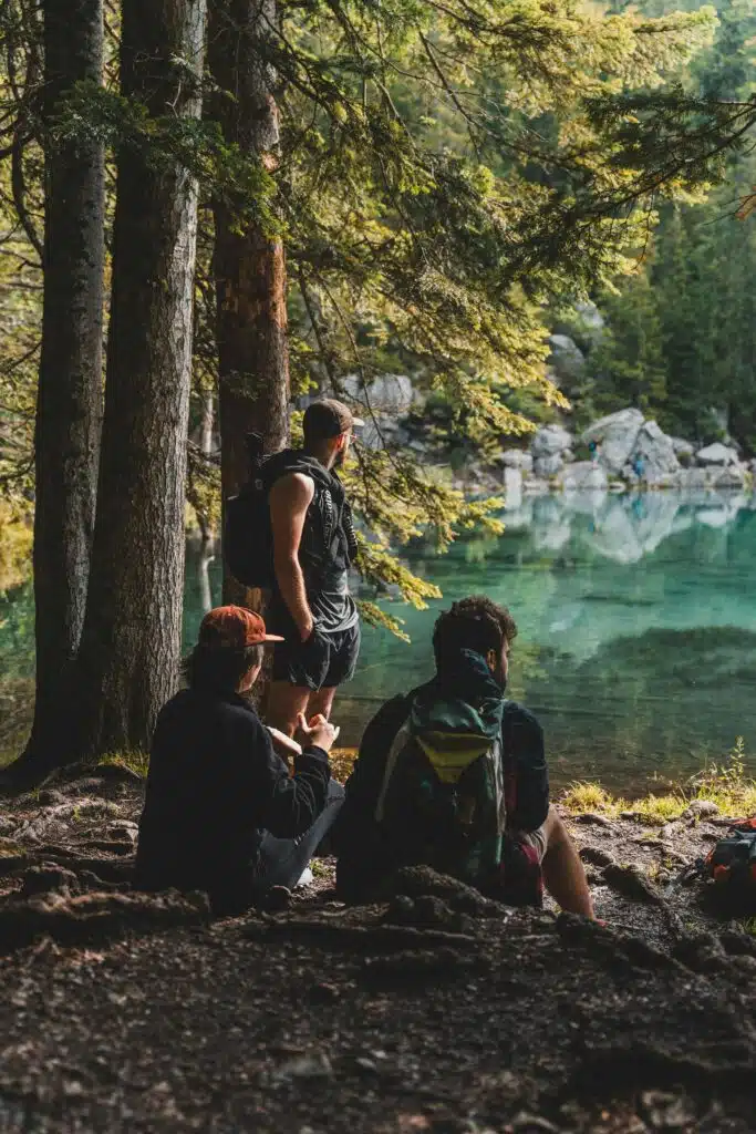 Bon cadeau - Maison Akasha Yoga Randonneurs au bord d’un lac de montagne en forêt