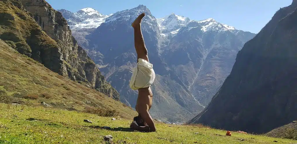 Posture sur la tête face aux montagnes des Pyrénées Posture sur la tête face aux montagnes des Pyrénées