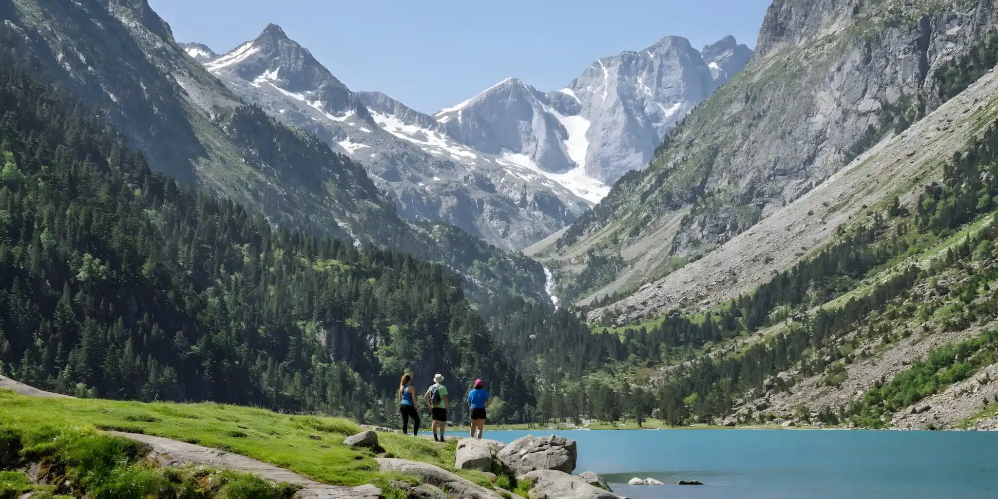 Accueil - Maison Akasha Yoga Randonneurs au bord du lac de Gaube, face au Vignemale enneigé, dans le Parc national des Pyrénées