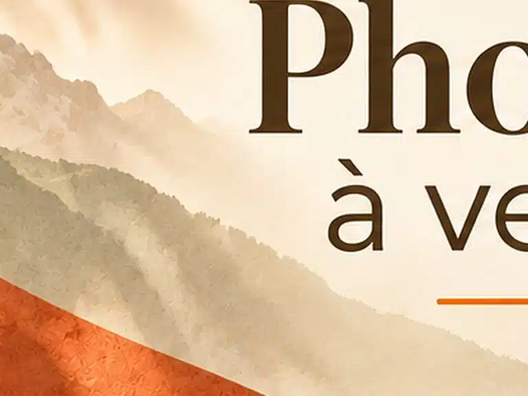 Livre d'Or - Maison Akasha Yoga Début du titre « Photos à venir » en typographie brune, montagnes illustrées et bande orange sur fond crème texturé