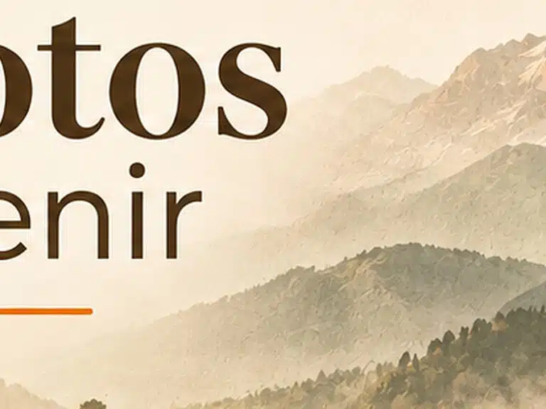 Livre d'Or - Maison Akasha Yoga Texte « Photos à venir » en lettres brunes sur fond crème, crêtes montagneuses illustrées et trait orange décoratif