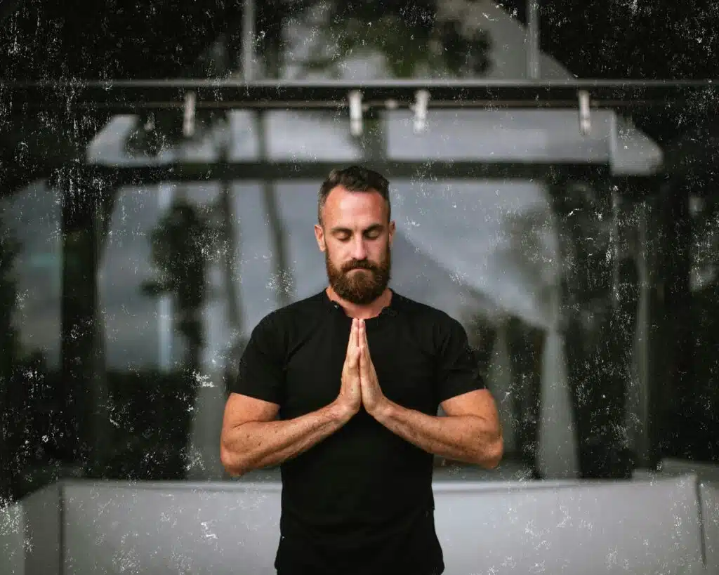 QUAND LE GUERRIER POSE LES ARMES - Maison Akasha Yoga Stage yoga pour hommes : moment de partage entre stagiaires